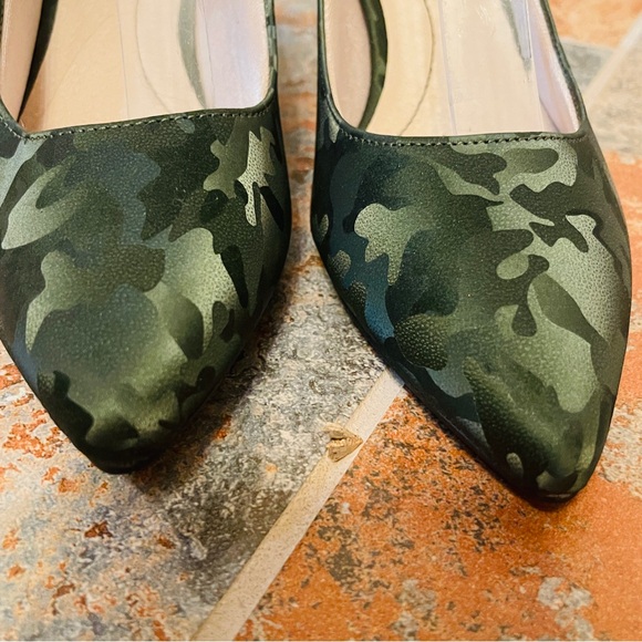 đź‘ NWOB! Fabulously Frisky LifeStride Green Silk Camo Design, Pointed Toe Pumps! - Picture 5 of 16